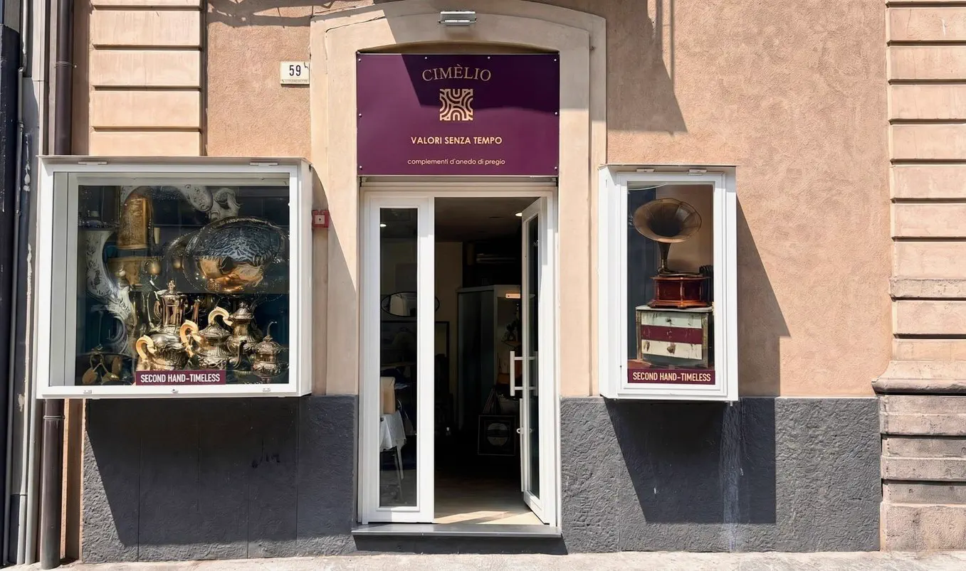 La vetrina di Cimèlio in Via Caronda 59 con argenti e oggetti d'epoca