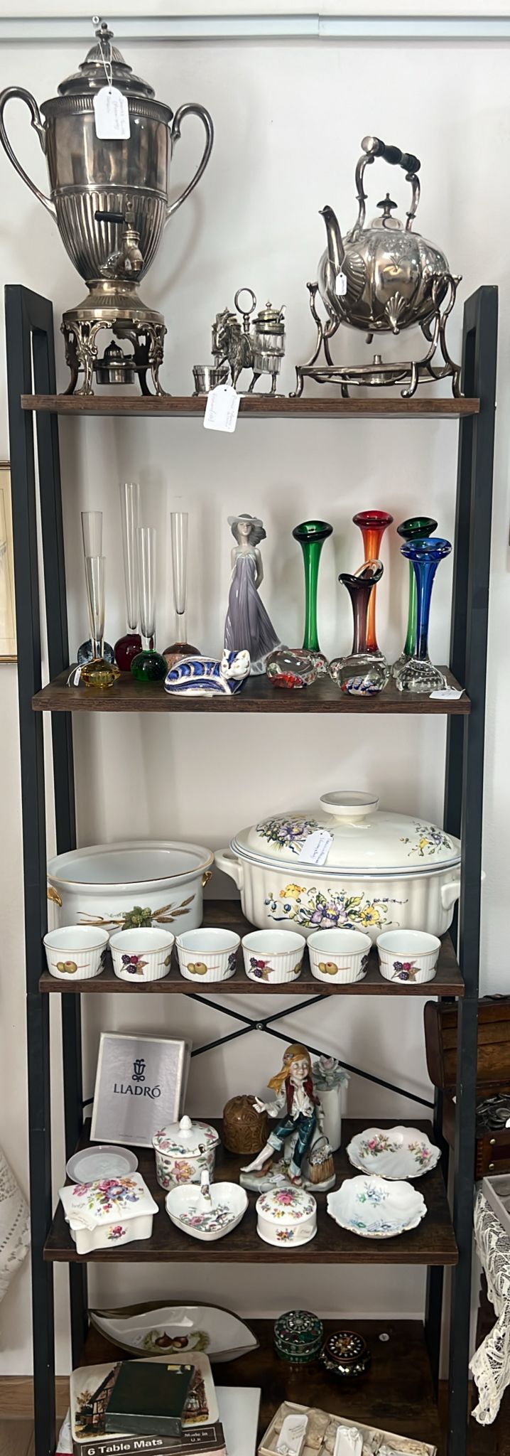 Étagère di oggetti scelti